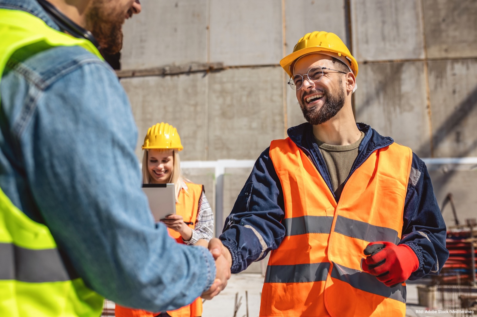 Fremdfirmen-Beschäftigte beim Handschlag auf der Baustelle